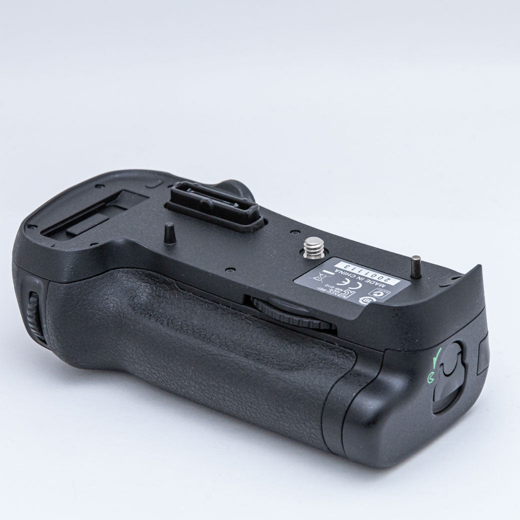 Nikon D800, MB-D12