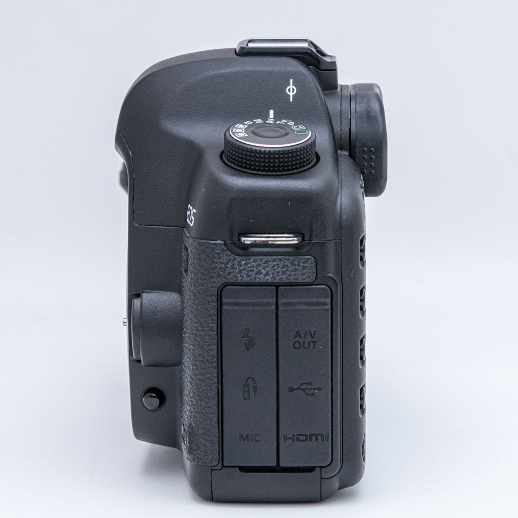 Canon EOS 5D MarkII + BG-E6