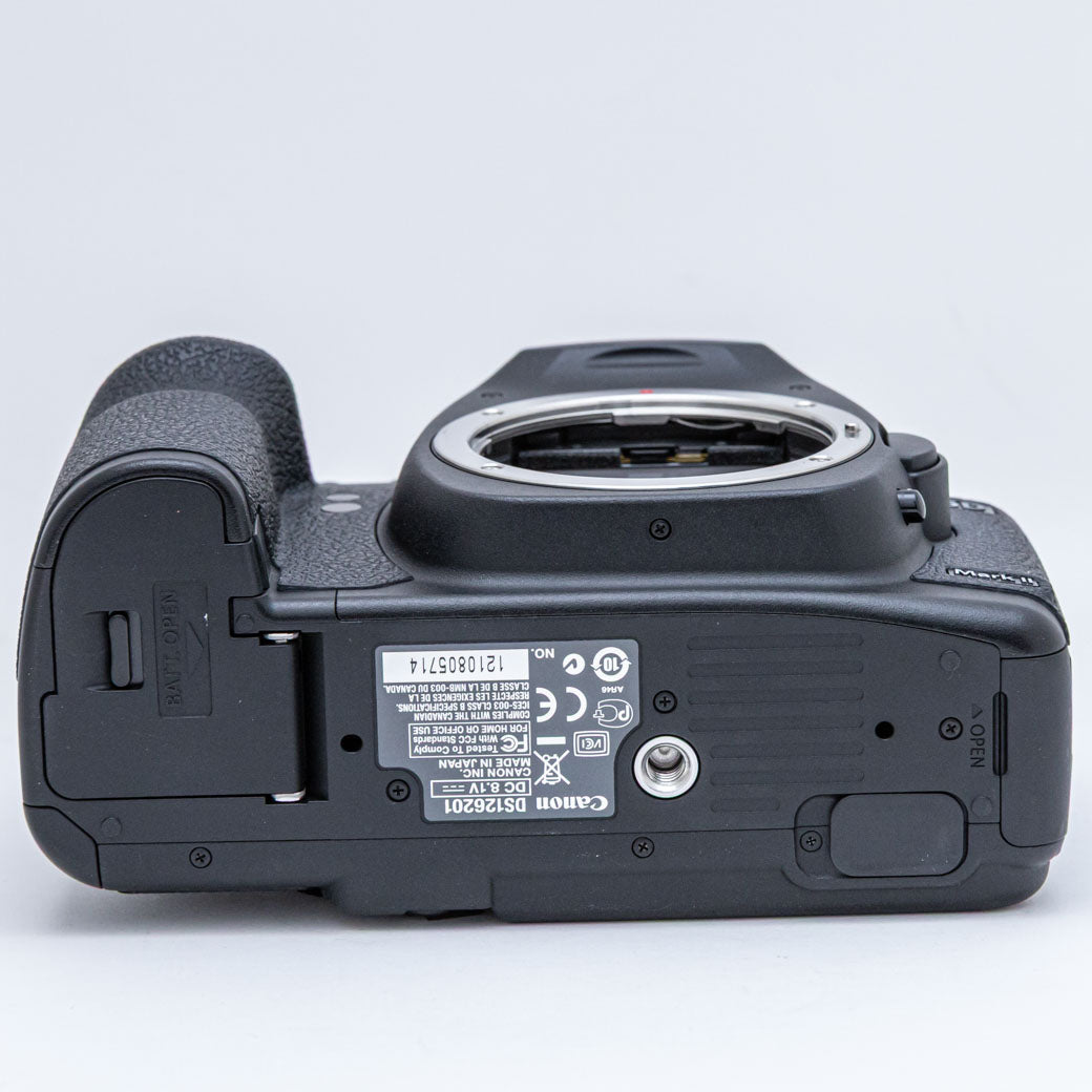 Canon EOS 5D MarkII + BG-E6