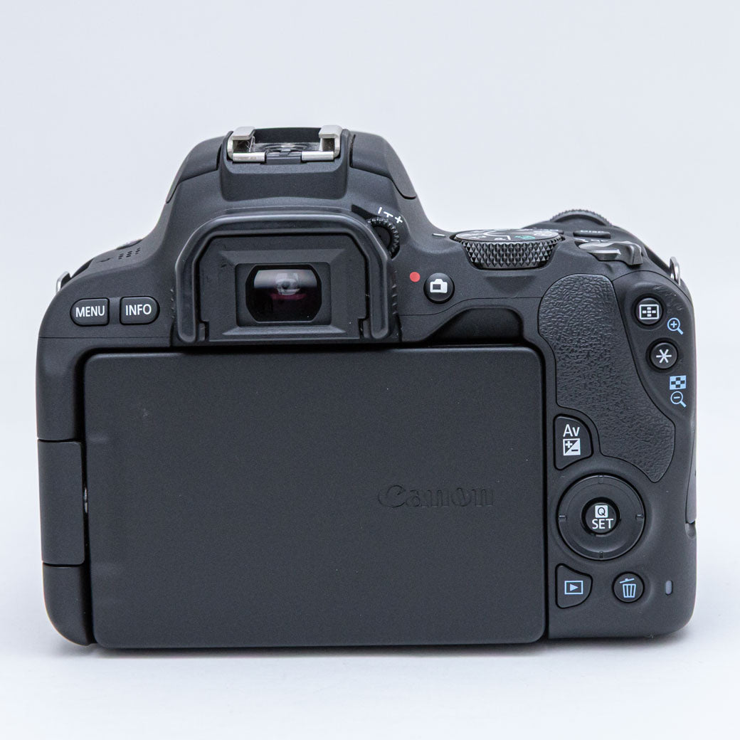 Canon EOS Kiss X9, EF-S 18-55mm F4-5.6 IS STM
