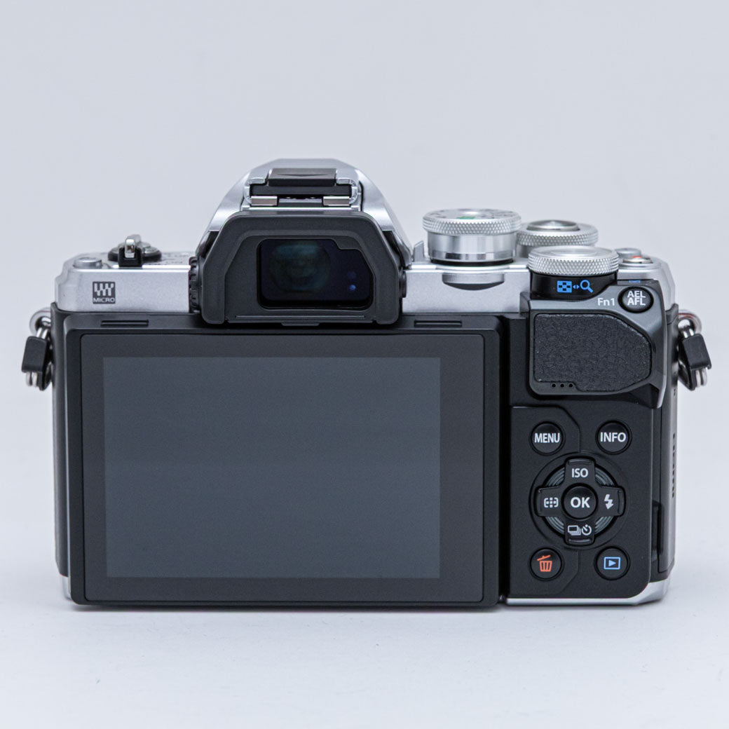 OLYMPUS OM-D E-M10 Mark III シルバー