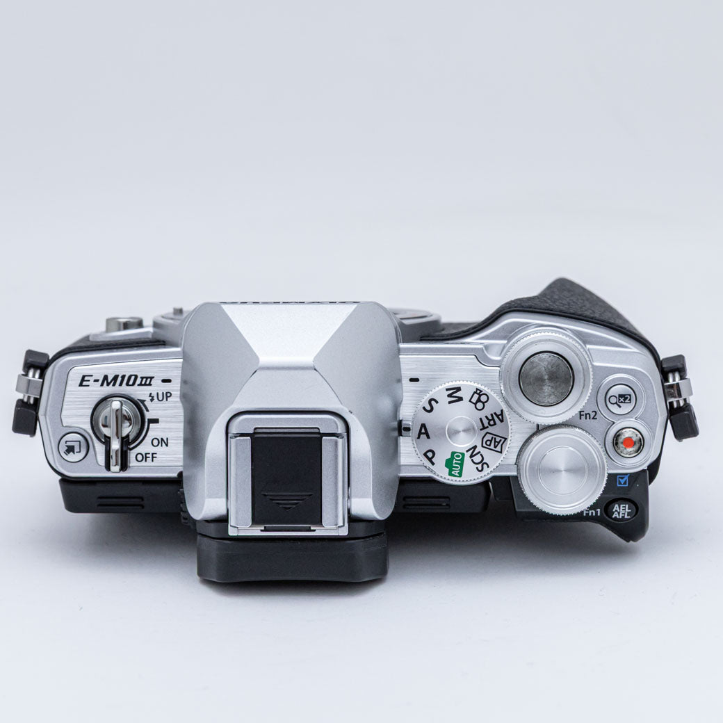 OLYMPUS OM-D E-M10 Mark III シルバー