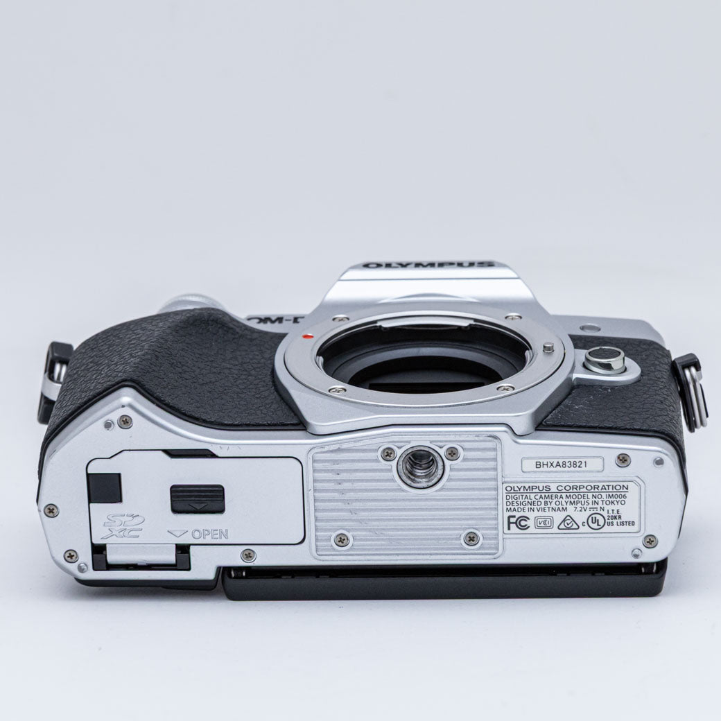 OLYMPUS OM-D E-M10 Mark III シルバー
