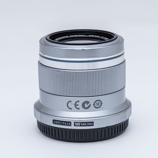 OLYMPUS M.ZUIKO DIGITAL 45mm F1.8 シルバー