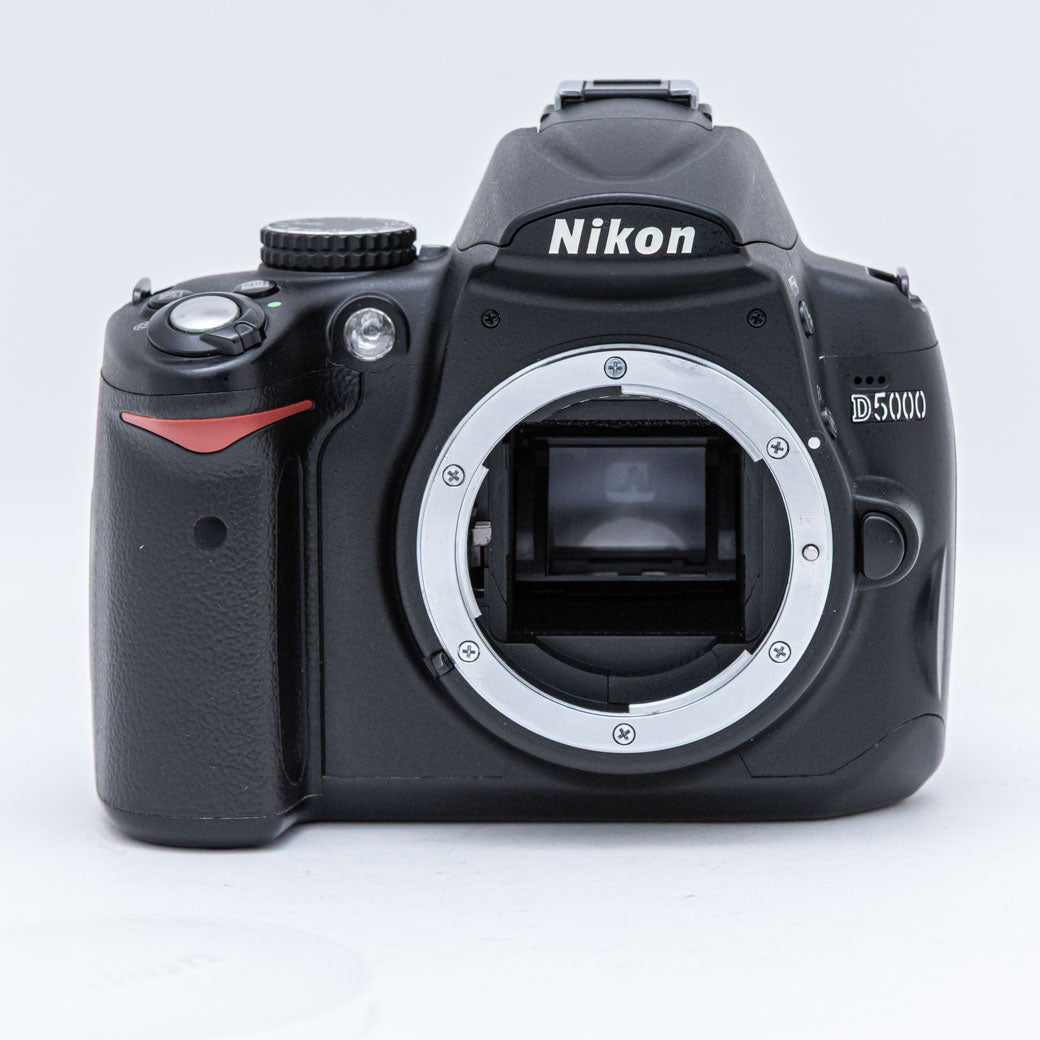 中古美品 Nikon ニコン D5000ボディ SC:1215回 中古美品 Nikon ニコン D5000ボディ SC:1215回