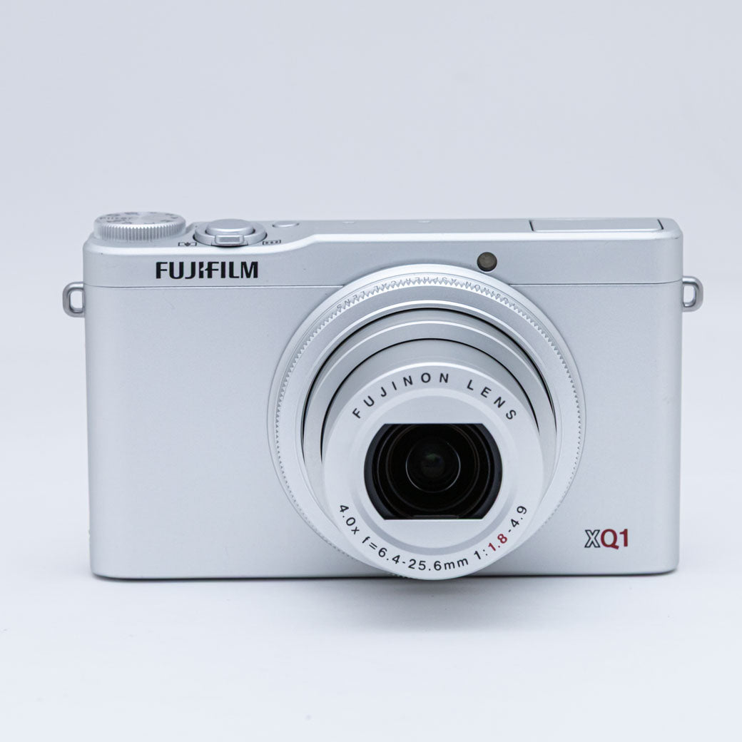 FUJIFILM XQ1 シルバー