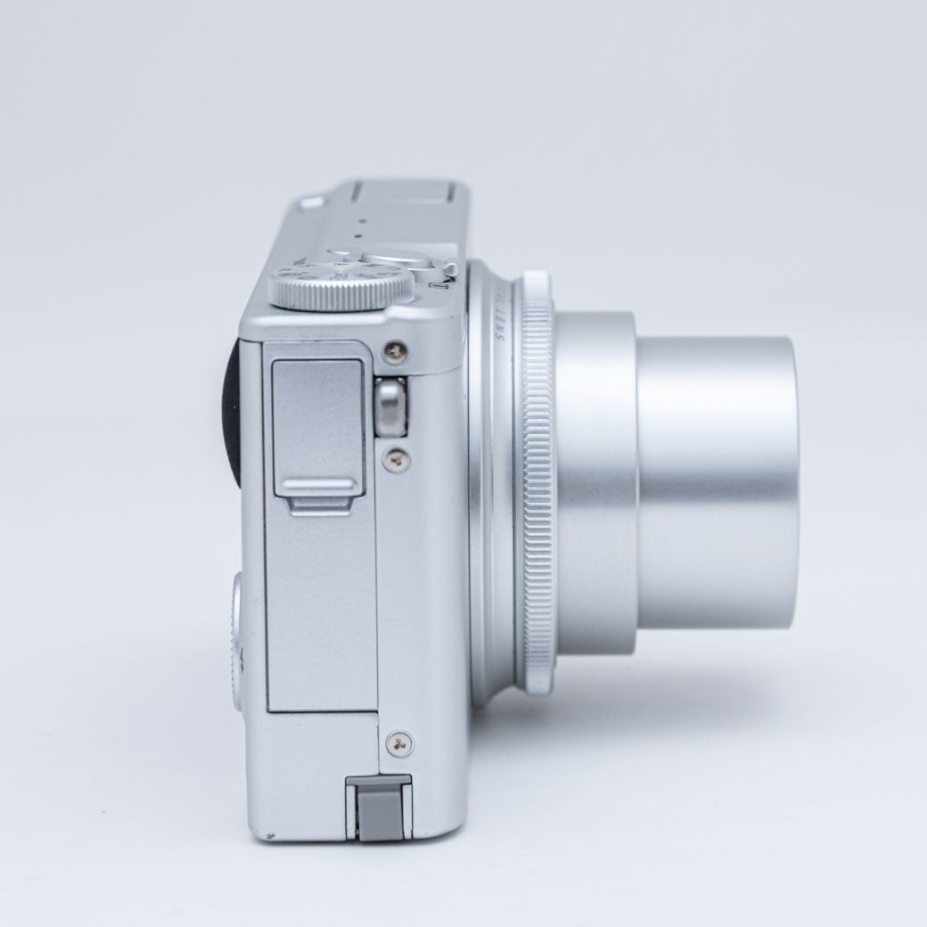 FUJIFILM XQ1 シルバー