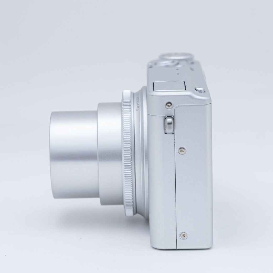 FUJIFILM XQ1 シルバー