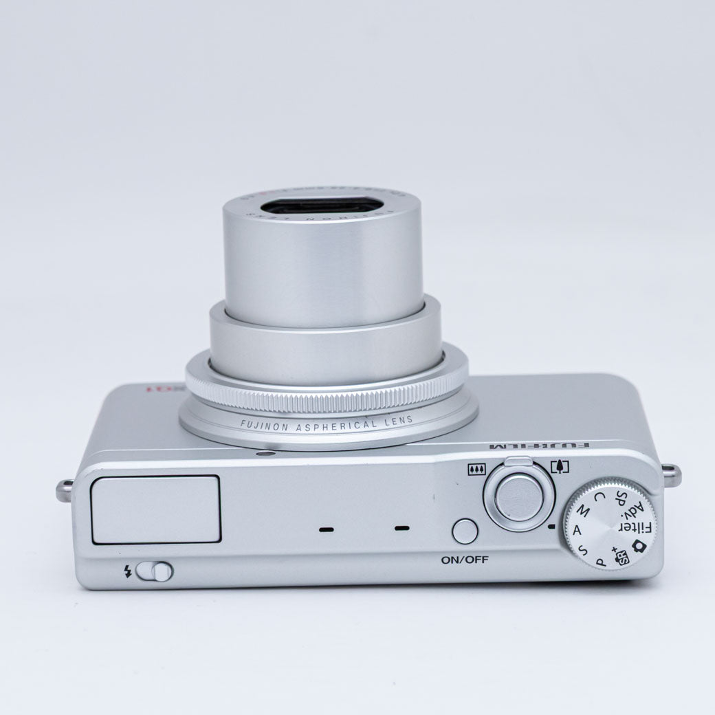 FUJIFILM XQ1 シルバー