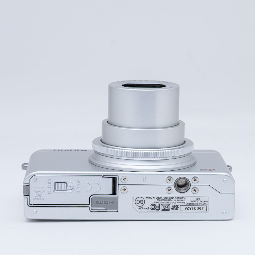 FUJIFILM XQ1 シルバー