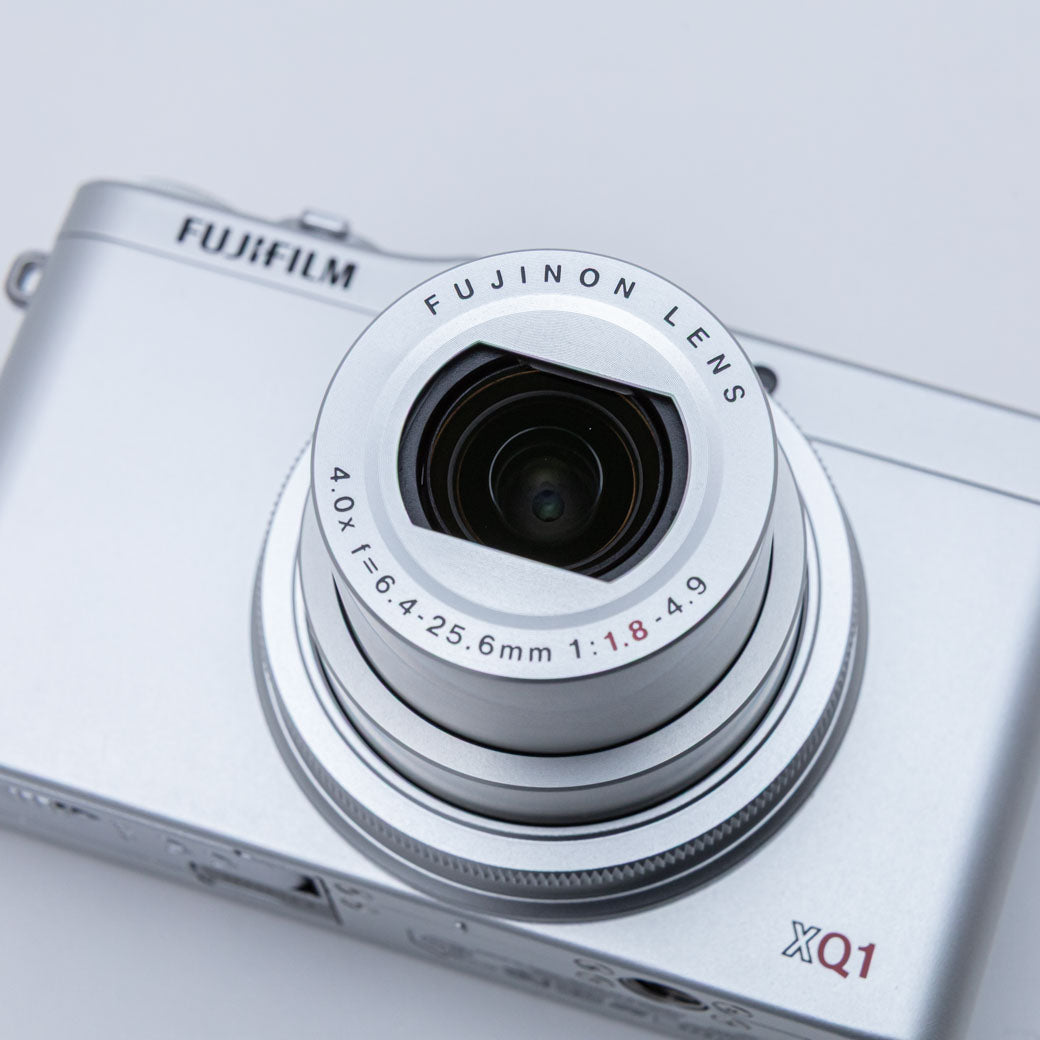 FUJIFILM XQ1 シルバー
