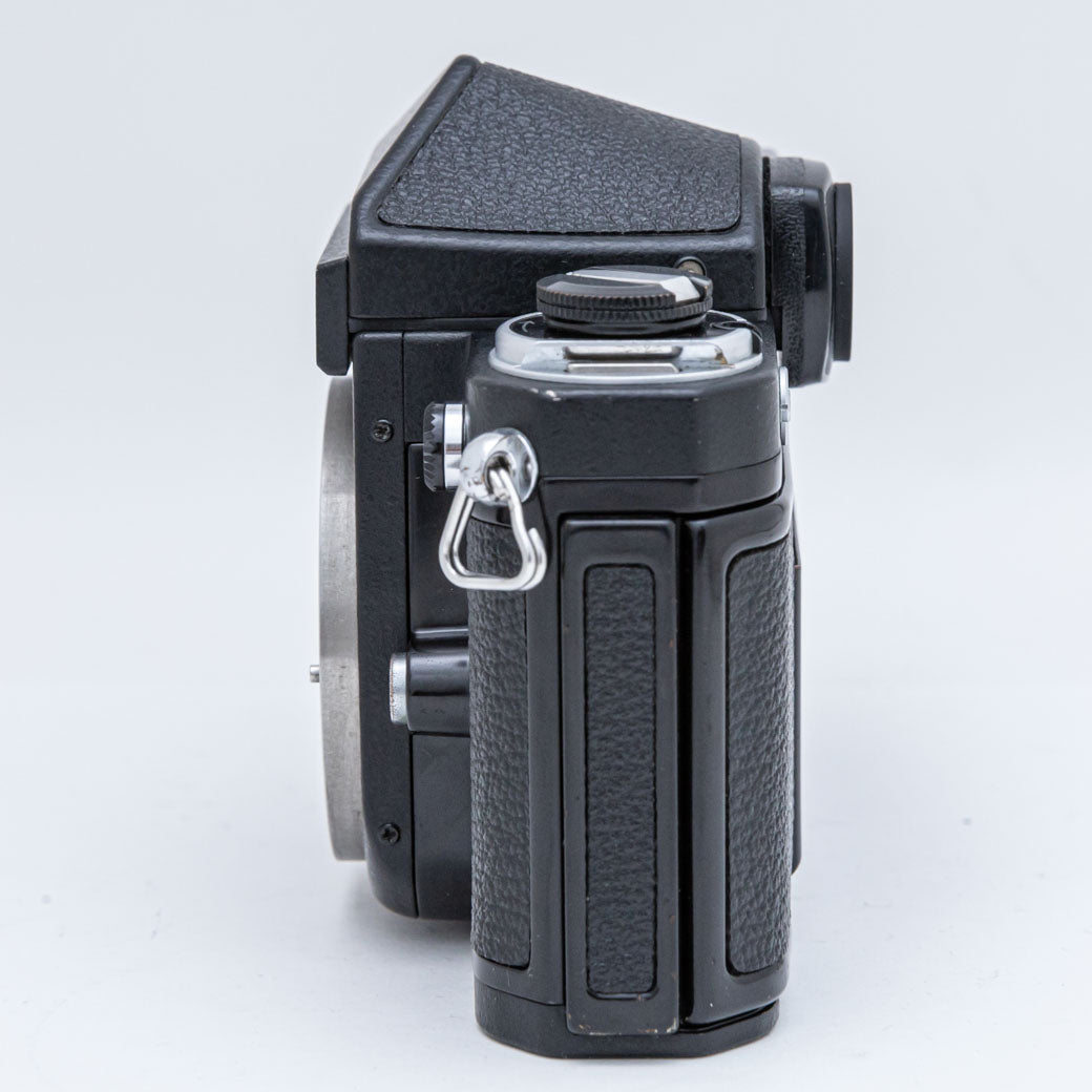 Nikon F2 チタン (ネーム入り) – ねりま中古カメラきつね堂