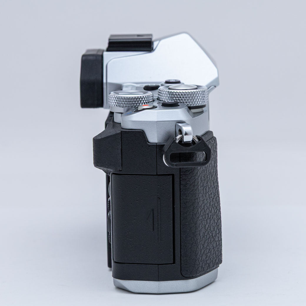 OLYMPUS OM-D E-M5 Mark II シルバー – ねりま中古カメラきつね堂